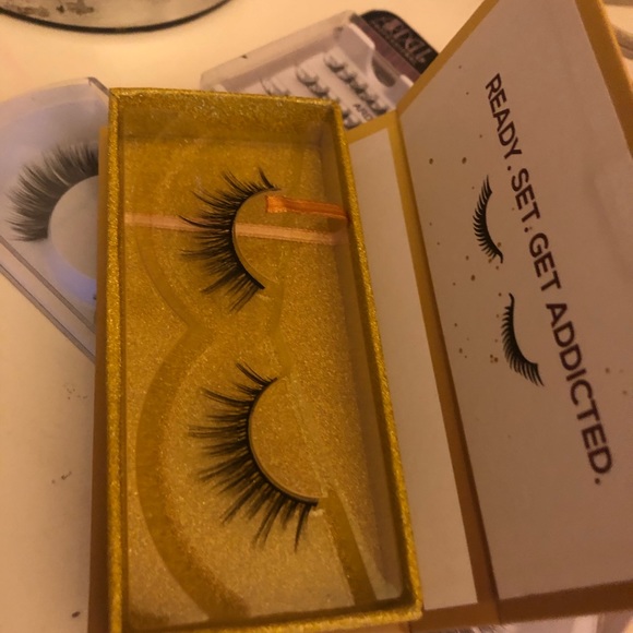 False eyelashes! - Picture 5 of 6